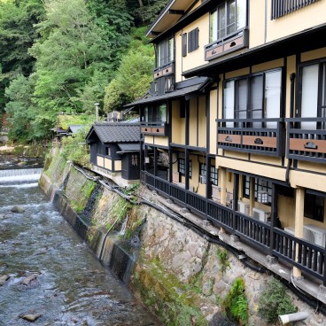 Kurokawa Onsen, vue sur le village thermal en été et le ryokan Yamabiko