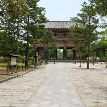 Todai-ji (Nara), porte Nandai-mon en juin 2020
