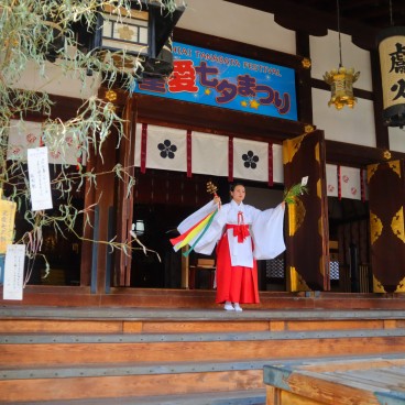 Sanctuaire Tenmangu à Osaka, Miko célébrant une cérémonie à l'occasion du festival de Tanabata