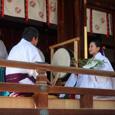 Sanctuaire Tenmangu à Osaka, Miko célébrant une cérémonie à l'occasion du festival de Tanabata 2