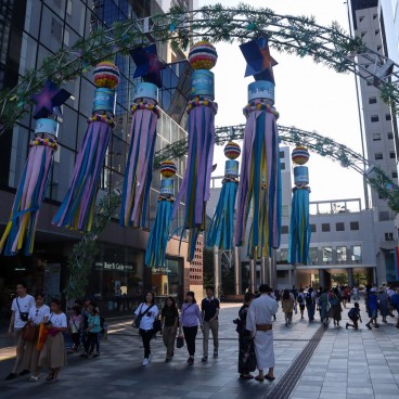 Décorations de fukinagashi pour Tanabata au pied de l'Umeda Sky Building à Osaka