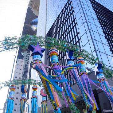 Décorations de fukinagashi pour Tanabata au pied de l'Umeda Sky Building à Osaka 2