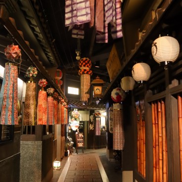 Décorations de fukinagashi pour Tanabata dans une reproduction de rue traditionnelle au BF1 de l'Umeda Sky Building à Osaka