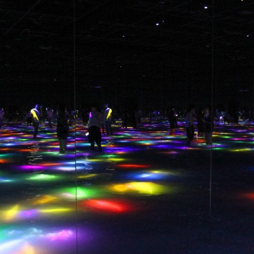 teamLab Planets (Tokyo), Drawing on the Water Surface Created by the Dance of Koi and People - Infinity