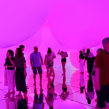teamLab Planets (Tokyo), Expanding Three-Dimensional Existence in Transforming Space - Flattening 3 Colors and 9 Blurred Colors, Free Floating 2