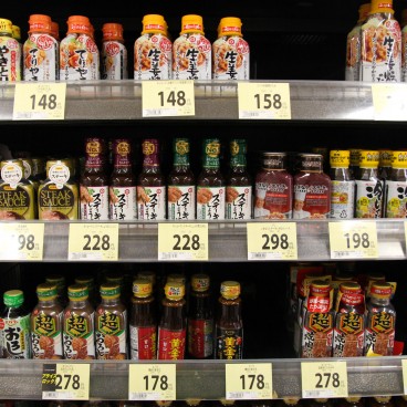 Rayon de sauces toutes prêtes teriyaki, tare et spécial steak au supermarché japonais