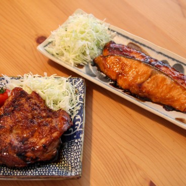 Poulet et saumon cuisinés en teriyaki