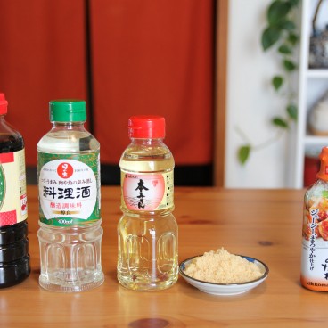 Ingrédients pour la marinade teriyaki : sauce soja, saké de cuisine, mirin et sucre ou la sauce prête à l'emploi