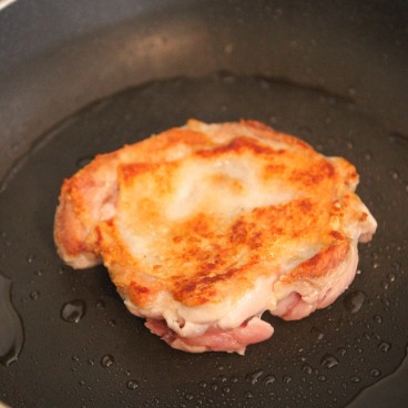 Cuisson à la poêle du poulet dans la sauce teriyaki