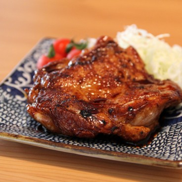 Assiette de poulet cuisiné en teriyaki