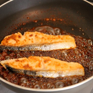 Cuisson à la poêle du saumon dans la sauce teriyaki