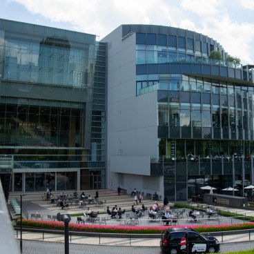 Tokyo Midtown, vue sur l'entrée du centre depuis Midtown Garden