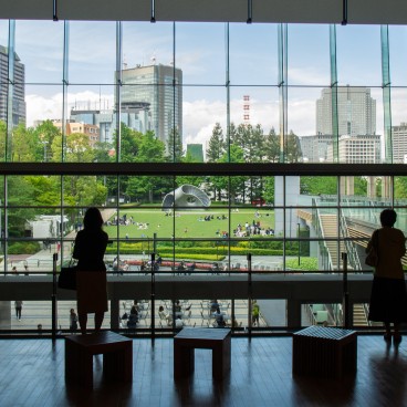 Tokyo Midtown, vue sur la pelouse du Midtown Garden et l'œuvre Fragment n°5 de Florian Claar 