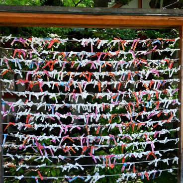 Tomioka Hachiman-gu (Tokyo), présentoir à papiers divinatoires Omikuji