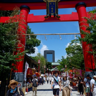Tomioka Hachiman-gu, Torii à l'entrée du sanctuaire pendant le Fukagawa Hachiman Matsuri à la mi-août