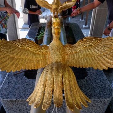 Tomioka Hachiman-gu, Statues de phénix de la fontaine temizuya