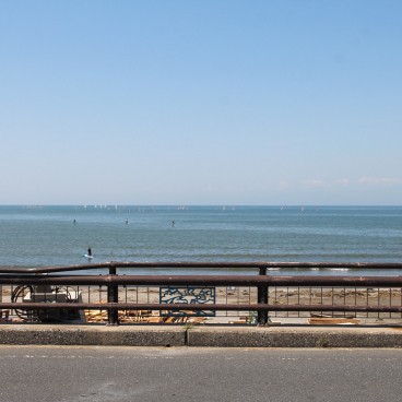 Zushi, vue sur la plage principale depuis la route