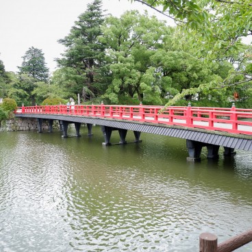 Odawara, pont rouge au-dessus des douves du château