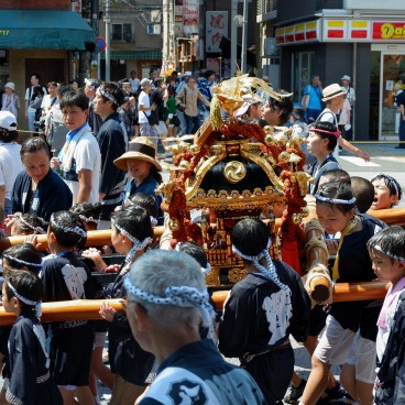 Fukagawa Hachiman Matsuri, procession mikoshi avec des enfants