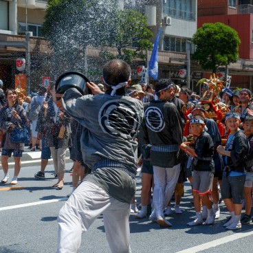 Fukagawa Hachiman Matsuri, japonais aspergeant d'eau les participants