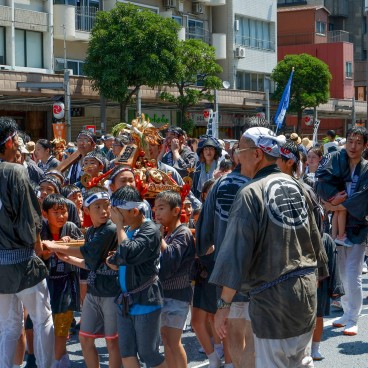 Fukagawa Hachiman Matsuri, procession mikoshi avec participants adultes et enfants