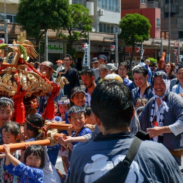 Fukagawa Hachiman Matsuri, procession mikoshi avec participants adultes et enfants 2