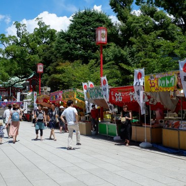 Tomioka Hachiman-gu, stands de nourriture au sanctuaire pendant le Fukagawa Hachiman Matsuri à la mi-août