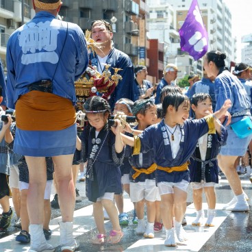 Fukagawa Hachiman Matsuri, procession mikoshi avec des enfants aspergés d'eau