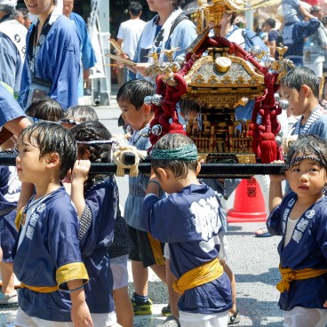 Fukagawa Hachiman Matsuri, procession mikoshi avec des enfants 2