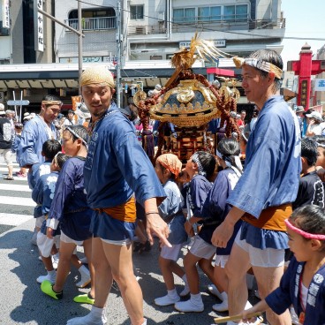 Fukagawa Hachiman Matsuri, procession mikoshi avec des enfants 3