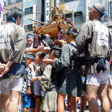 Fukagawa Hachiman Matsuri, procession mikoshi avec des enfants 4