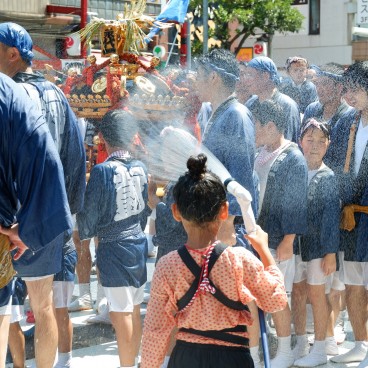 Fukagawa Hachiman Matsuri, petite fille japonaise aspergeant d'eau les participants