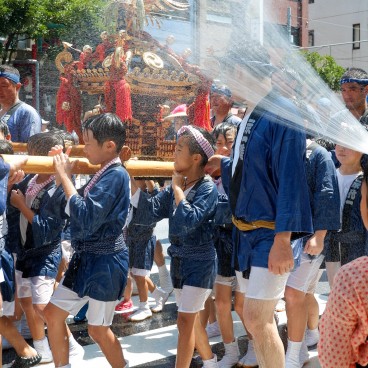 Fukagawa Hachiman Matsuri, petite fille japonaise aspergeant d'eau les participants 2