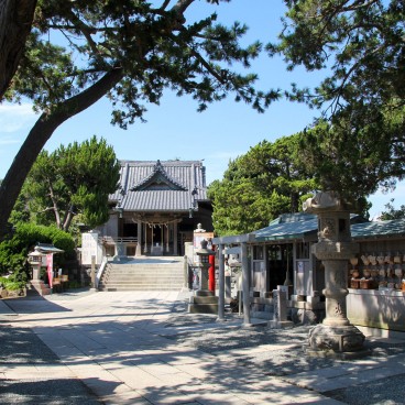 Hayama, vue sur le pavillon principal du sanctuaire Morito-daimyojin