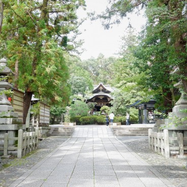 Higashi-Tenno Okazaki-jinja, allée vers le pavillon principal