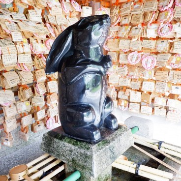 Higashi-Tenno Okazaki-jinja, plaquettes votives ema et statue de lapin noir Kosazuke Usagi