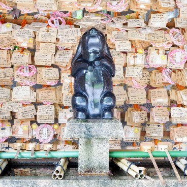 Higashi-Tenno Okazaki-jinja, plaquettes votives ema et statue de lapin noir Kosazuke Usagi 2