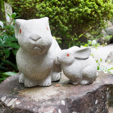 Higashi-Tenno Okazaki-jinja, statue de lapin dans l'enceinte