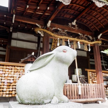 Higashi-Tenno Okazaki-jinja, statue de lapin Koma Usagi et pavillon principal