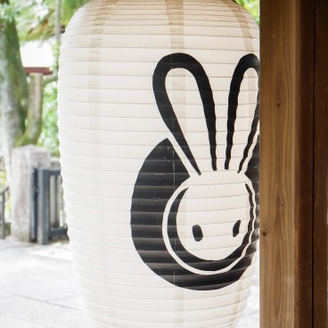 Higashi-Tenno Okazaki-jinja, lanterne décorée d'une tête de lapin