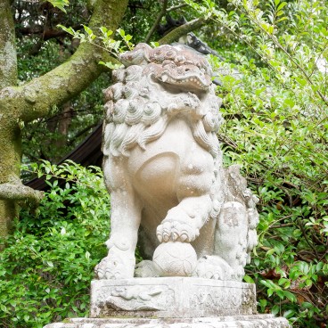Higashi-Tenno Okazaki-jinja, statue komainu