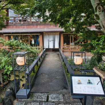 Entrée de la boutique Pass The Baton avec salon de thé Tea and Sake room "Tasuki" (お茶と酒 たすき) à Gion (Kyoto)