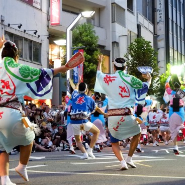 Koenji Awa-Odori, danseurs en tenue traditionnelle de matsuri en action