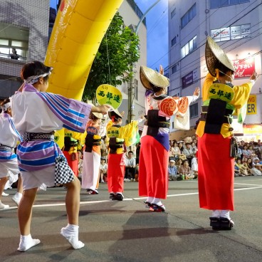 Koenji Awa-Odori, danseurs en tenue traditionnelle de matsuri en action (2)