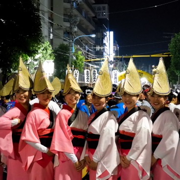 Koenji Awa-Odori, danseuses d'un groupe Ren en séance photo