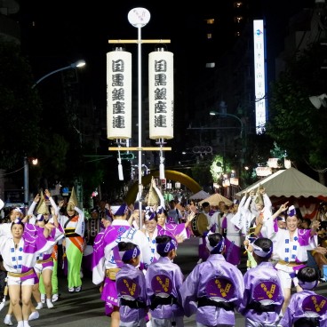 Koenji Awa-Odori, défilé de groupe de danse Ren en nocturne