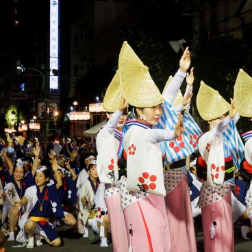 Koenji Awa-Odori, défilé de groupe de danse Ren en nocturne (2)
