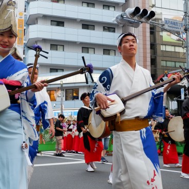 Koenji Awa-Odori, joueurs de shamisen et tambour en action