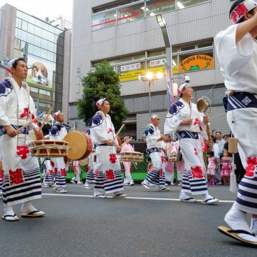 Koenji Awa-Odori, joueurs de tambour et flûte en action