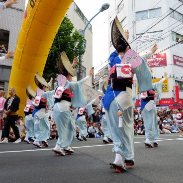 Koenji Awa-Odori, danseuses en tenue traditionnelle de matsuri en action